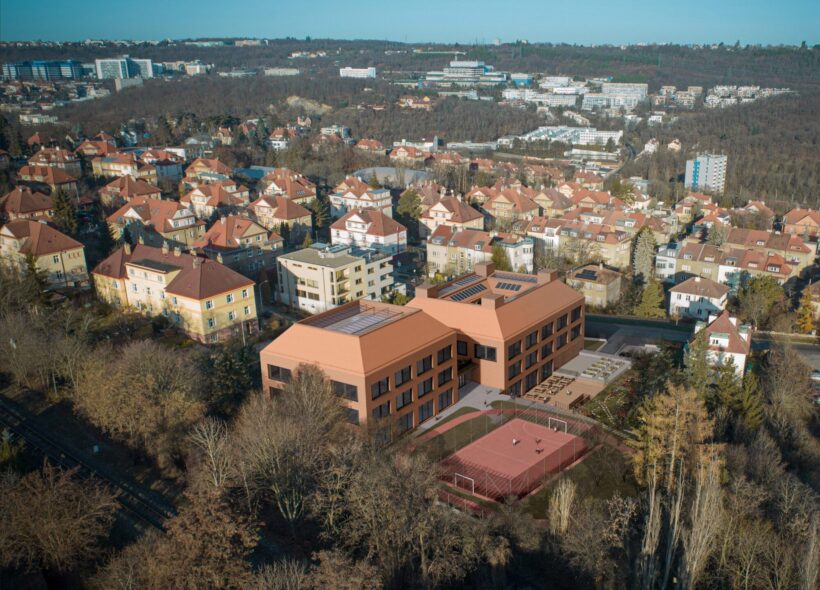 Nový objekt v budoucnu nabídne osm kmenových učeben a tři specializované třídy pro výuky výtvarné výchovy, jazyků a počítačů.  