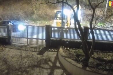 Záběr z policejního vyšetřování: jeden z bagrů, které trojice pachatelů podle kriminalistů odcizila při sérii krádeží techniky a materiálu.