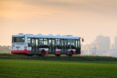 Autobus PID při jízdě krajinou – nové i upravené linky budou od srpna vyjíždět z Prahy a nabídnou rychlejší spojení do regionu.