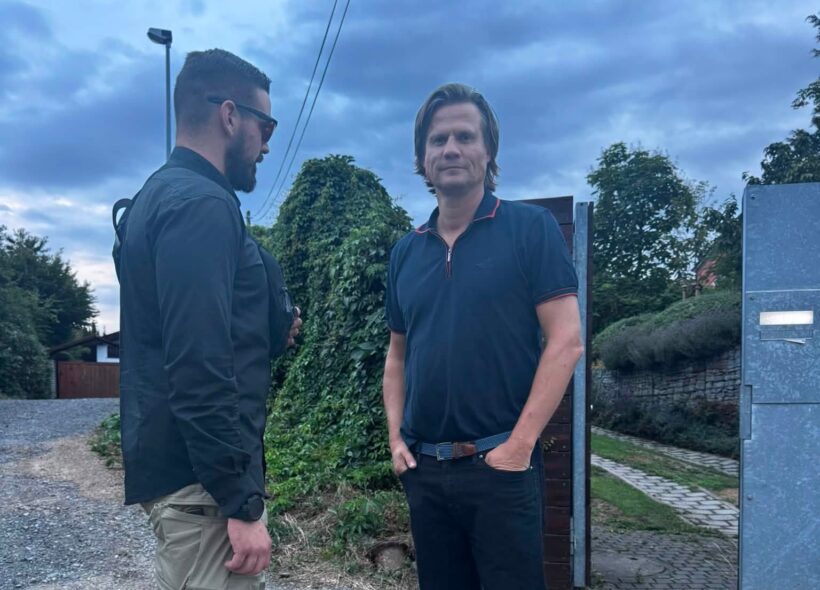 Jan Čížek při večerní kontrole v Újezdské ulici, kde místní po sérii vloupání posílili dohled nad okolím.
