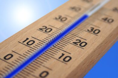 Teploměr v letním žáru připomíná blížící se extrémní vedra, před nimiž meteorologové vydali výstrahu pro Prahu.
