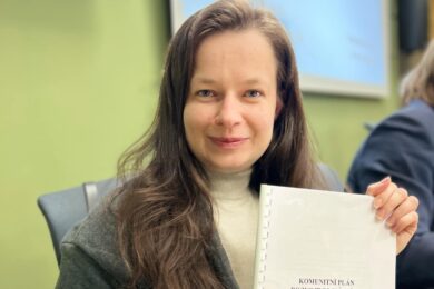 Místostarostka Prahy 3 pro sociální oblast Nikol Kroužek při prezentaci komunitního plánu sociálních služeb. Podle zastupitelů řídí gesci z Českých Budějovic a do Prahy dojíždí jen několik dní v týdnu.