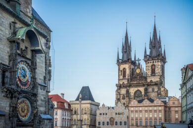 Staroměstské náměstí s Orlojem a Týnským chrámem – jedno z nejvýraznějších míst kulturní identity Prahy 1.
