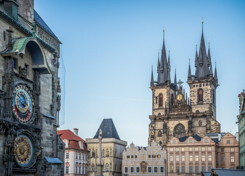Staroměstské náměstí s Orlojem a Týnským chrámem – jedno z nejvýraznějších míst kulturní identity Prahy 1.