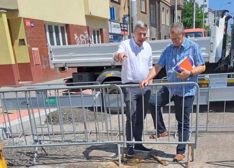 Starosta Lukáš Herold kontroluje postup rekonstrukce Plzeňské, která má být uvedena do provozu na konci srpna.