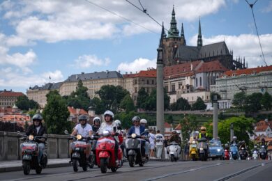 Kolona skútrů Vespa projede Prahou v rámci akce Pragovespa 2026. Spanilá jízda v sobotu ovlivní dopravu v několika částech města.