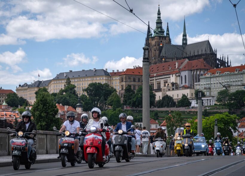 Kolona skútrů Vespa projede Prahou v rámci akce Pragovespa 2026. Spanilá jízda v sobotu ovlivní dopravu v několika částech města.
