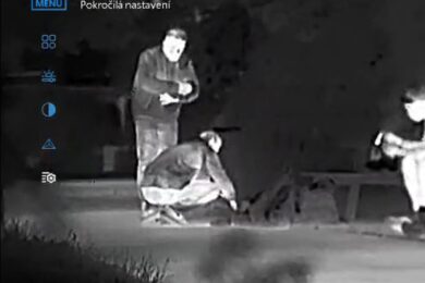 Noční hlídka ve Strašnicích. Záběr z osobní kamery zachycuje okamžik, kdy se ulice brání před podezřelými osobami a monitoruje noční pohyb v okolí domů.