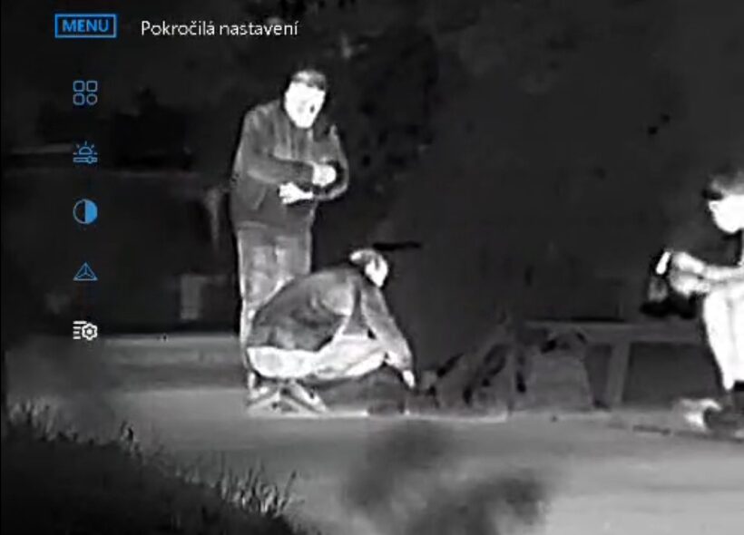 Noční hlídka ve Strašnicích. Záběr z osobní kamery zachycuje okamžik, kdy se ulice brání před podezřelými osobami a monitoruje noční pohyb v okolí domů.