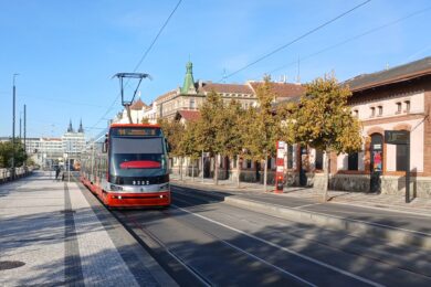 Tramvajová doprava v Praze se chystá na podzimní změny — linka 5 nabídne rychlejší cestu do centra přes Hlávkův most.