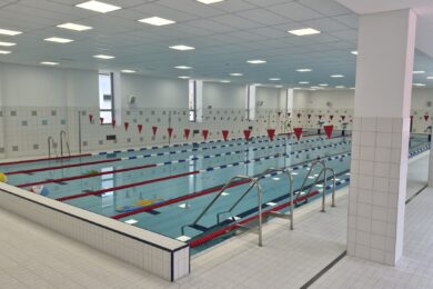 Zrekonstruovaný školní bazén nabízí moderní zázemí pro výuku i odpolední plavání veřejnosti.
