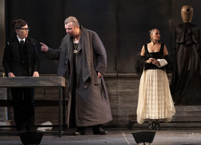 Pohádkový příběh zničující žárlivosti, naděje a zázraků situoval William Shakespeare na Sicílii a do Čech, kterým překvapivě propůjčil moře. 