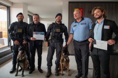 Ocenění pro tým vítězného policejního videa: služební psi Harley a Bobík se svými psovody a policisty při převzetí diplomů za nejlepší zásahová videa prvního pololetí roku 2026.