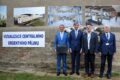 Premiér Andrej Babiš a ministr zdravotnictví Adam Vojtěch při zahájení stavby Centrálního urgentního příjmu v Thomayerově nemocnici. Na pozadí vizualizace nového moderního pavilonu, který zásadně promění akutní péči pro stovky tisíc pacientů.