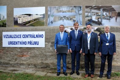 Premiér Andrej Babiš a ministr zdravotnictví Adam Vojtěch při zahájení stavby Centrálního urgentního příjmu v Thomayerově nemocnici. Na pozadí vizualizace nového moderního pavilonu, který zásadně promění akutní péči pro stovky tisíc pacientů.