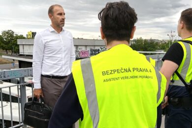 Starosta Prahy 4 Ondřej Kubín v rozhovoru s dvojicí bezpečnostních pracovníků.