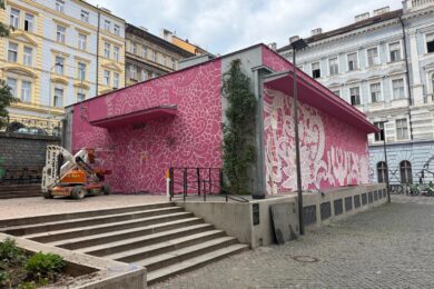 Mural odkazuje k místnímu kulturnímu dědictví, zároveň se ale stává jeho novou, současnou vrstvou.