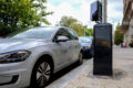 Dobíjecí stanice integrovaná do stožáru veřejného osvětlení — součást pražského projektu, který připravuje lampy na e‑mobility až do roku 2028.