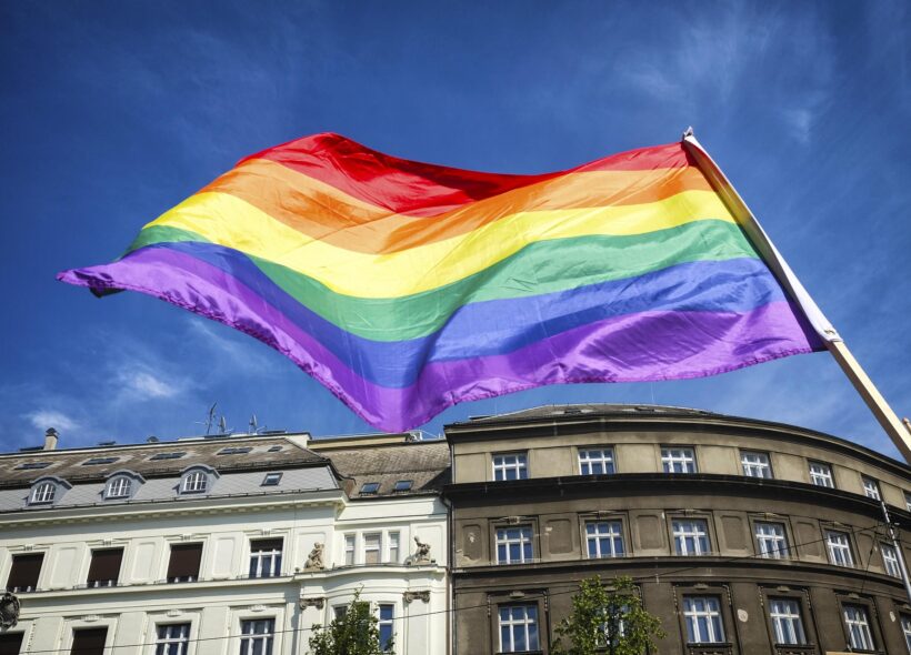 Duha nad Prahou. Vlajka festivalu Prague Pride letos znovu zavlaje v centru metropole, kde sobotní průvod dočasně omezí dopravu na hlavních ulicích.