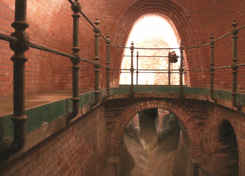 Historický Cizinecký vstup pod Staroměstskou radnicí, kde začíná pražská stoka „A“. Unikátní kanalizační prostor z hladkých cihel slouží už více než sto let a patří k nejzajímavějším technickým místům v centru Prahy.