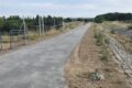 Nový úsek cyklostezky v Cholupicích už má hotový povrch. Po dopravním značení a kolaudaci ho budou moci využívat chodci i cyklisté.