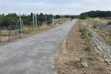 Nový úsek cyklostezky v Cholupicích už má hotový povrch. Po dopravním značení a kolaudaci ho budou moci využívat chodci i cyklisté.