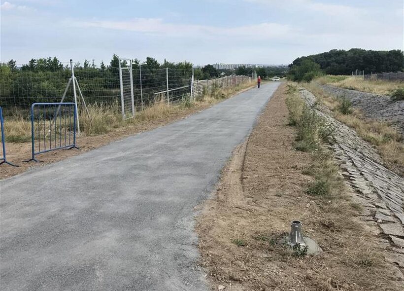 Nový úsek cyklostezky v Cholupicích už má hotový povrch. Po dopravním značení a kolaudaci ho budou moci využívat chodci i cyklisté.
