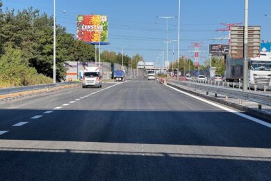 Plně zprovozněná Kbelská ve čtvrtek večer. Rekonstrukce skončila o dva dny dříve a řidiči už jezdí po novém povrchu bez omezení.