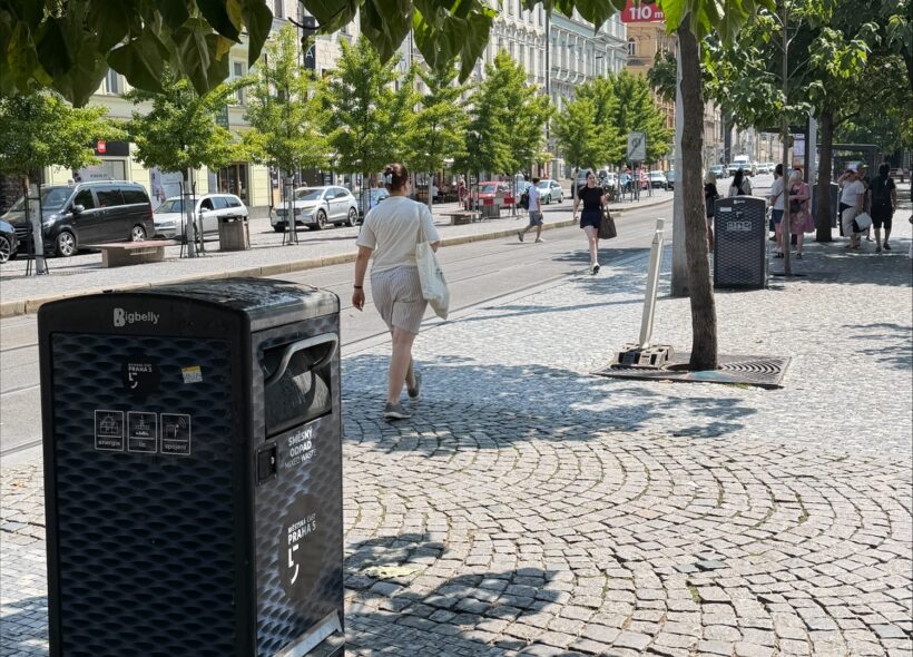 Nové chytré koše Bigbelly v ulicích Prahy 5. Moderní úklidová technika doplňuje změny v systému péče o veřejný prostor, které mají zrychlit úklid a zlepšit čistotu frekventovaných míst.
