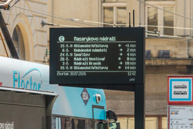 Digitální odjezdový panel na Masarykově nádraží zobrazuje aktuální časy příjezdů tramvají v reálném čase.