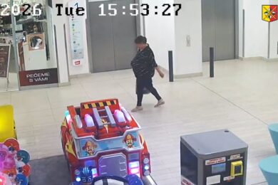 Policie zveřejnila kamerový záznam z obchodního centra. Kriminalisté hledají ženu, která v pražské prodejně zanechala tašku s přepravním boxem, v němž uhynulo jednadvacet osmáků.