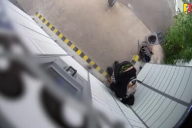 Muž zachycený na kamerovém záznamu při vloupání do výdejního boxu, kde měl podle policie opakovaně otevírat schránky a odnášet drahé zboží.