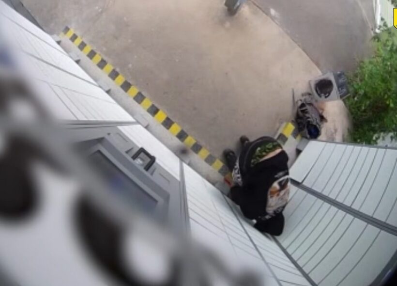 Muž zachycený na kamerovém záznamu při vloupání do výdejního boxu, kde měl podle policie opakovaně otevírat schránky a odnášet drahé zboží.