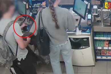 Muž zachycený na kamerovém záznamu u samoobslužné pokladny, kde si měl odnést zapomenutou peněženku a následně provést několik neoprávněných plateb.