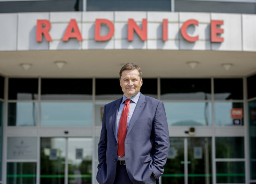 David Vodrážka před radnicí. Starosta, který vede město tiše, stabilně a mezi lidmi.