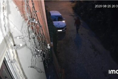 Noční záběr z bezpečnostní kamery ve Strašnicích zachycuje muže, který se pohybuje v blízkosti domů a prohlíží si okolní nemovitosti. Napětí v lokalitě přitom podle místních dál roste – situace už vyústila i v incident, při kterém musel jeden z obyvatel použít varovný výstřel z legálně držené pistole.