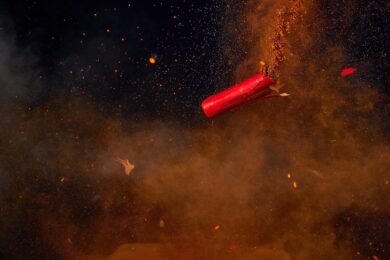 Výbuch zábavní pyrotechniky, která bude mít v Praze nově výrazně omezené používání. Vyhláška zavádí celoroční zákaz v dvaceti městských částech kvůli ochraně obyvatel, zvířat i veřejného pořádku.