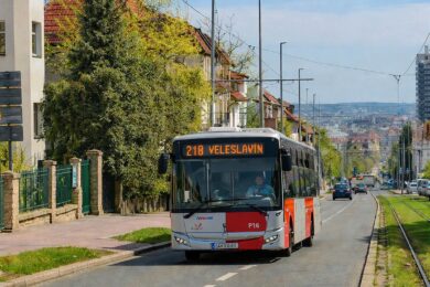 Autobus linky 218 na nové trase mezi Veleslavínem a Bořislavkou, která začne platit od 15. srpna.