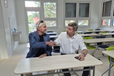 "Povedlo se!" mohli si vzájemně pogratulovat starosta Prahy 5 Lukáš Herold (vpravo) a místostarosta David Dušek.