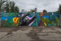 Nový mural na stěnách betonárky pracuje s kontrastem průmyslového areálu a přírody. Právě ten odkazuje na představu, jak by se charakter Rohanského ostrova mohl v dalších letech měnit.