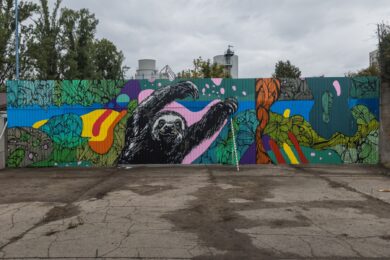Nový mural na stěnách betonárky pracuje s kontrastem průmyslového areálu a přírody. Právě ten odkazuje na představu, jak by se charakter Rohanského ostrova mohl v dalších letech měnit.