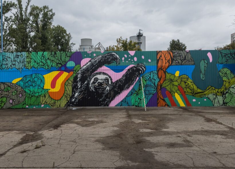 Nový mural na stěnách betonárky pracuje s kontrastem průmyslového areálu a přírody. Právě ten odkazuje na představu, jak by se charakter Rohanského ostrova mohl v dalších letech měnit.