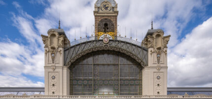 Dominantou Průmyslového paláce je jeho monumentální střední hala s hodinovou věží, která patří k nejvýraznějším symbolům pražského Výstaviště.