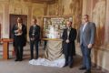 Minulost a současnost Libně symbolicky na jednom místě. U zrestaurovaného obrazu „Poslední obecní výbor“ se na Libeňském zámku setkali představitelé roku 1901 se svými dnešními nástupci. Zleva pražský primátor Vladimír Srb (1901), starosta Prahy 8 Ondřej Gros (2026), libeňský starosta Josef Voctář (1901) a radní hlavního města Tomáš Slabihoudek (2026). 