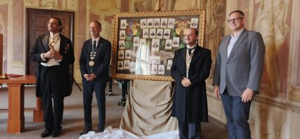 Minulost a současnost Libně symbolicky na jednom místě. U zrestaurovaného obrazu „Poslední obecní výbor“ se na Libeňském zámku setkali představitelé roku 1901 se svými dnešními nástupci. Zleva pražský primátor Vladimír Srb (1901), starosta Prahy 8 Ondřej Gros (2026), libeňský starosta Josef Voctář (1901) a radní hlavního města Tomáš Slabihoudek (2026).
