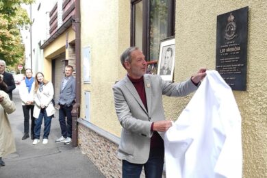 Pamětní deska plukovníka letectva Lea Hřebačky byla 11. září odhalena na domě v Chaberské ulici v Kobylisích, kde někdejší příslušník 311. československé bombardovací perutě RAF dlouhá léta žil.