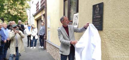 Pamětní deska plukovníka letectva Lea Hřebačky byla 11. září odhalena na domě v Chaberské ulici v Kobylisích, kde někdejší příslušník 311. československé bombardovací perutě RAF dlouhá léta žil.