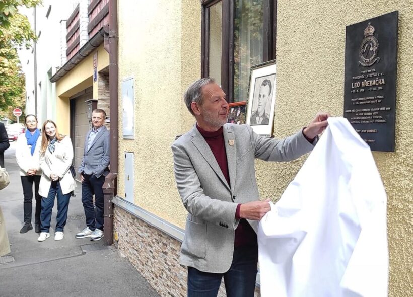 Pamětní deska plukovníka letectva Lea Hřebačky byla 11. září odhalena na domě v Chaberské ulici v Kobylisích, kde někdejší příslušník 311. československé bombardovací perutě RAF dlouhá léta žil.
