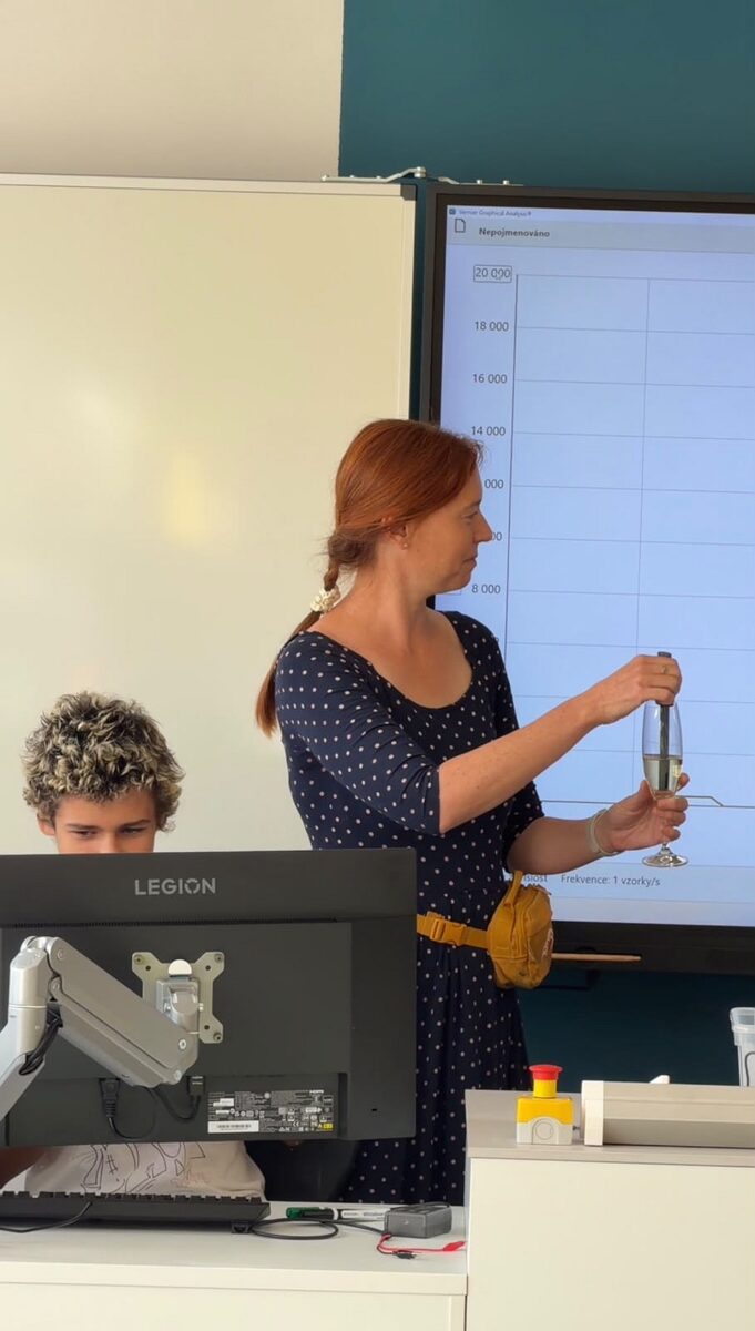 Učitelka fyziky Alena Vlachová při jednom z experimentů v nové laboratoři. Díky měřicím čidlům mohou žáci sledovat výsledky pokusů v reálném čase a hned vidět, co se při experimentu skutečně děje.