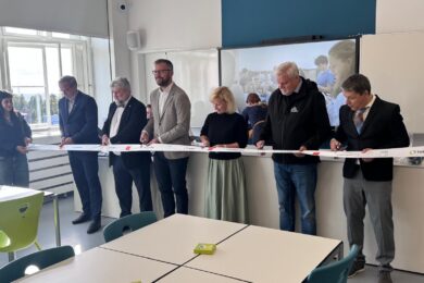 Slavnostní otevření nové fyzikální učebny na ZŠ Hanspaulka. Symbolickým přestřižením pásky začala další kapitola praktické výuky na škole.